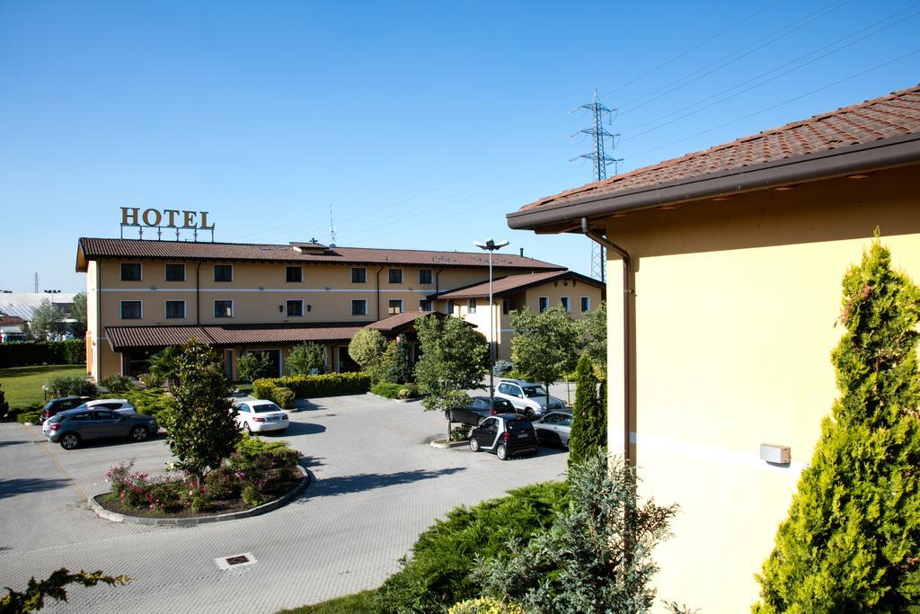Apartamento Residenza Del Parco Vigevano Exterior foto